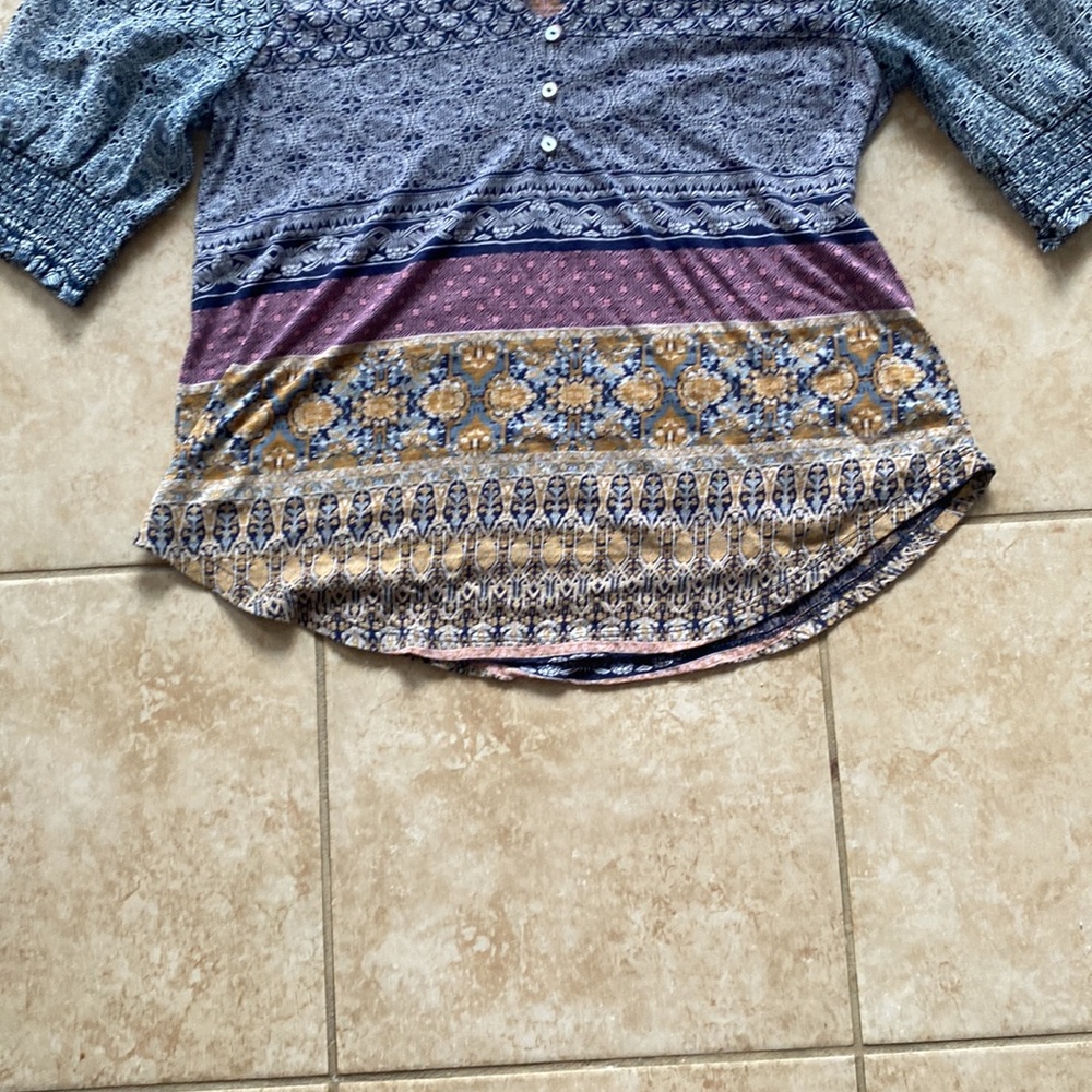 NWOT Lucky Brand Beautiful  Pattern V Neck Shirt - Picture 6 of 6
